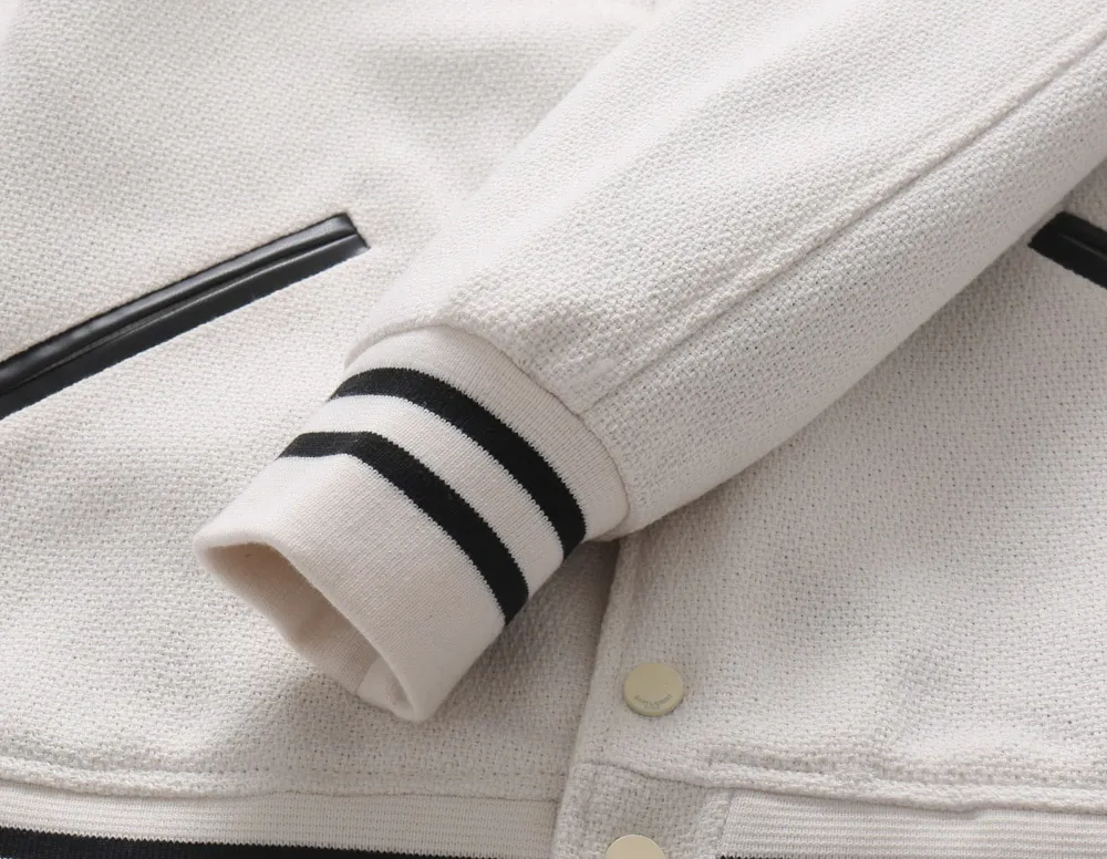 P520 Saint Laurent Paris Saint Laurent slp classic leather patchwork black and white baseball collar jacket. The original 1:1 development is the highest version on the Internet. It took 2 months to customize pure wool fabric and jacquard ribbing (ordinary machines cannot achieve this jacquard effect). The version is super handsome. The patchwork position is very particular about parking technology. Whether the whole dress looks good or not depends on this position. Same style for men and women. Color: black and white spelling/white/black. Size: 46 48 50 52